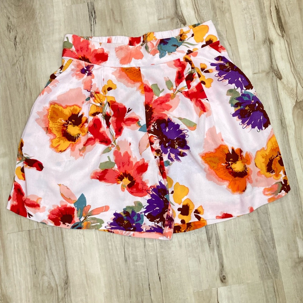H & M Floral  shorts. Size: 6